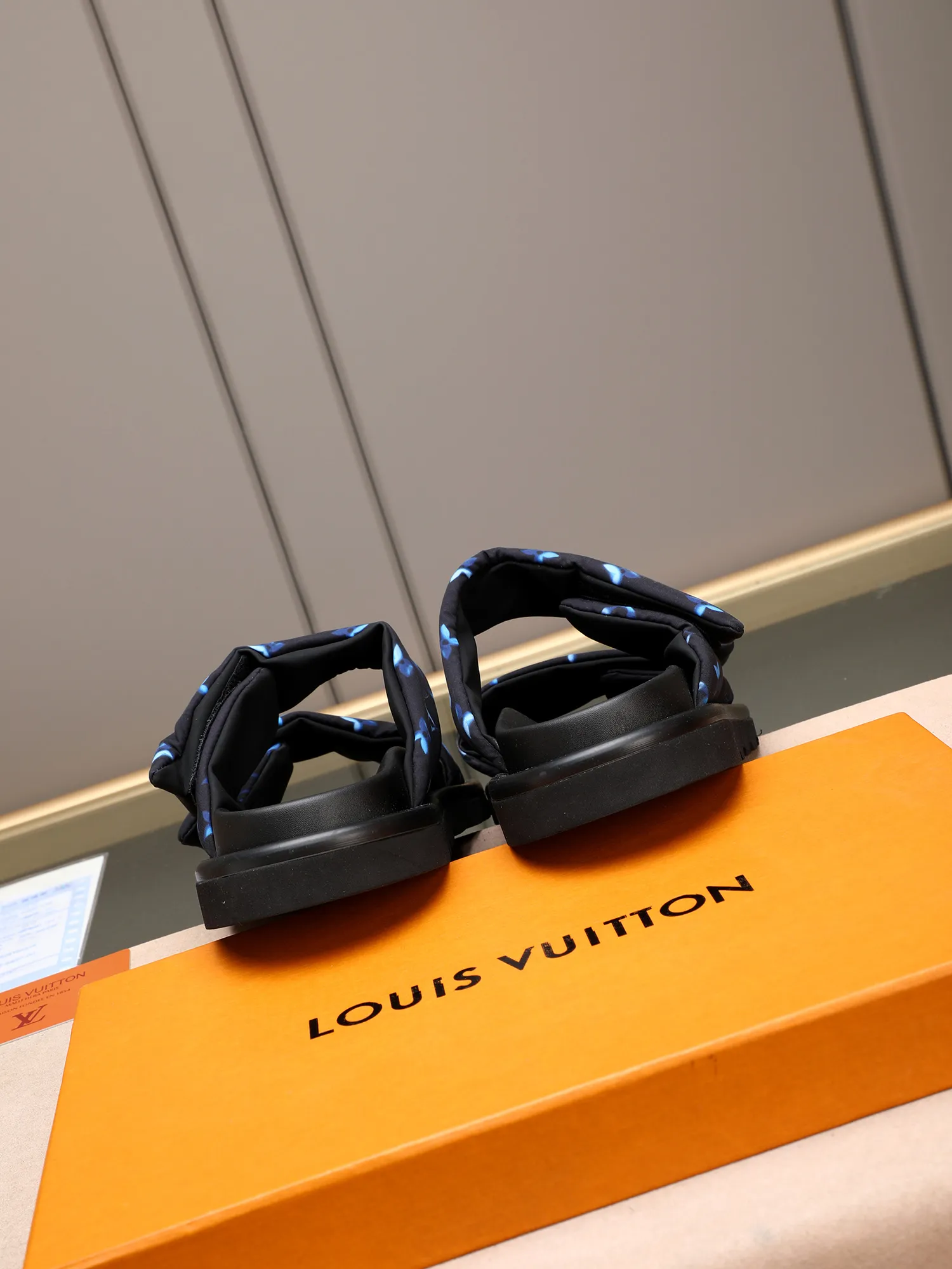 PP360 [LOUIS VUITTON] Louis Vuitton, LV printing, men's and women's slippers are on the market. The drawer box packaging comes with a cloth bag and a card. The upper pattern looks very soft and waxy, and it is a super versatile leg slimming tool. Fabric: imported denim/canvas/old fabric, LV hardware LOGO, official website pattern printing, comfortable to wear, feet: high-elastic PU water table. Sole: foam sole, heel height: about 5cm. Code number: 35-46, 35, 45, 46 are custom-made and non-returnable. Color: multiple colors and styles available.